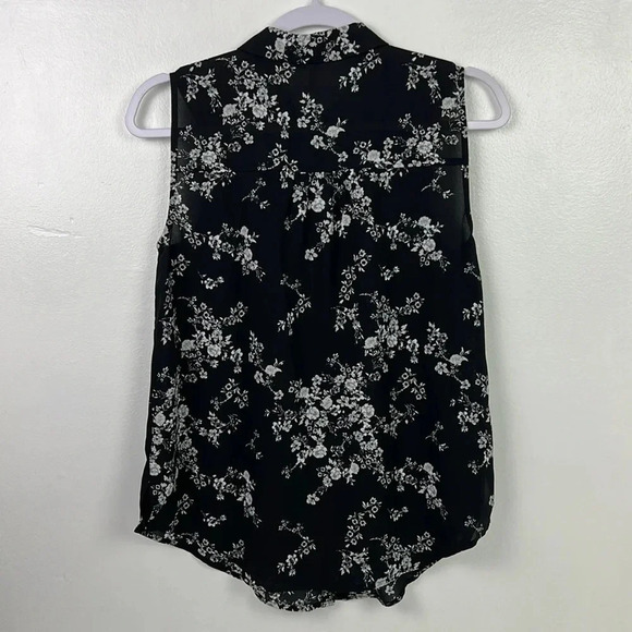 Elle Women’s Small Sleeveless Floral Print Hidden Button Up Closure Blouse - Picture 2 of 9
